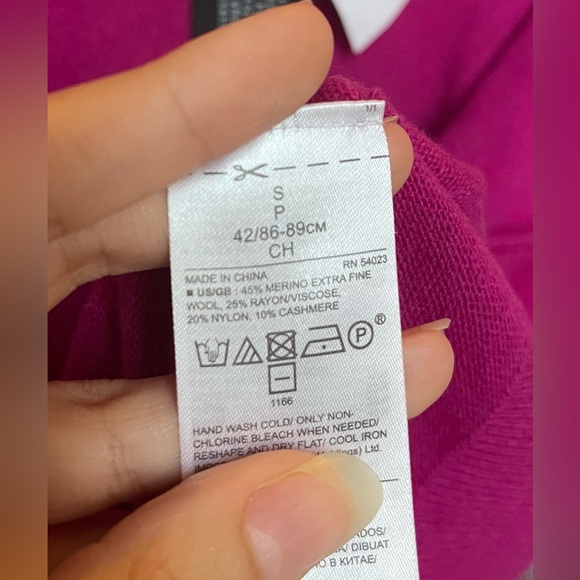 Banana Republic Filpucci Women’s Sweater made by Fine Italian Yarn - Picture 5 of 5